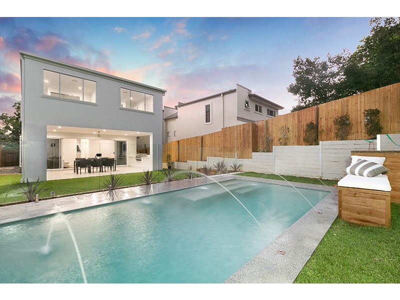 108 Ninth Avenue, St Lucia QLD 4067