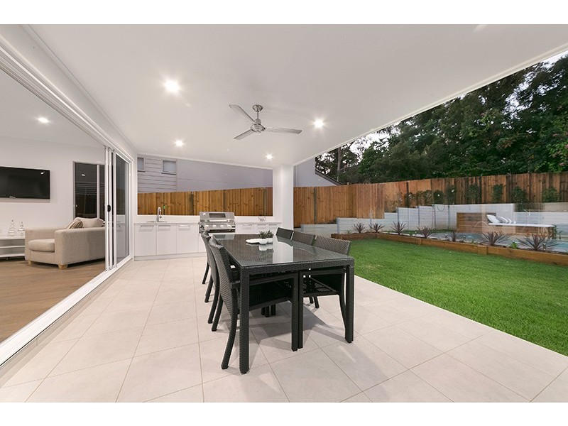 108 Ninth Avenue, St Lucia QLD 4067