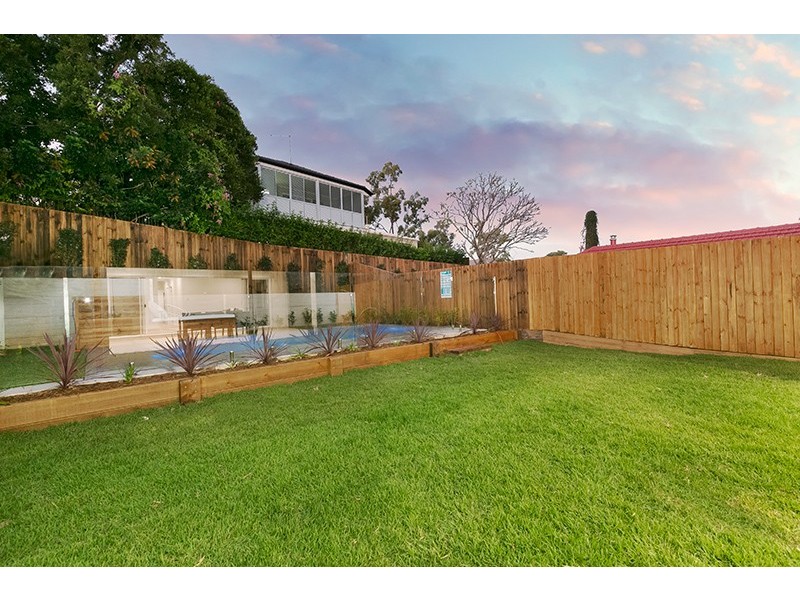 108 Ninth Avenue, St Lucia QLD 4067