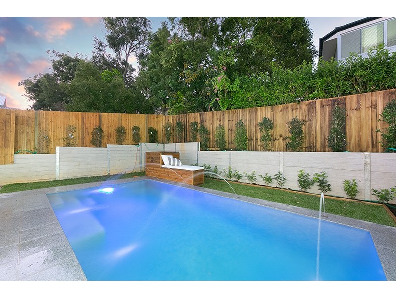 108 Ninth Avenue, St Lucia QLD 4067