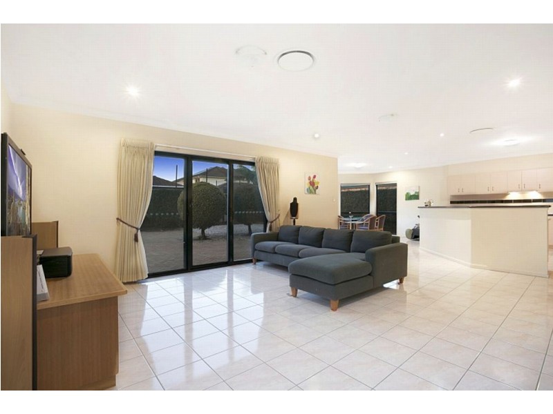12 JAMES PL, Sinnamon Park QLD 4073
