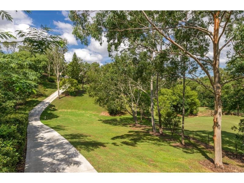 35 Nioka Street, Brookfield QLD 4069