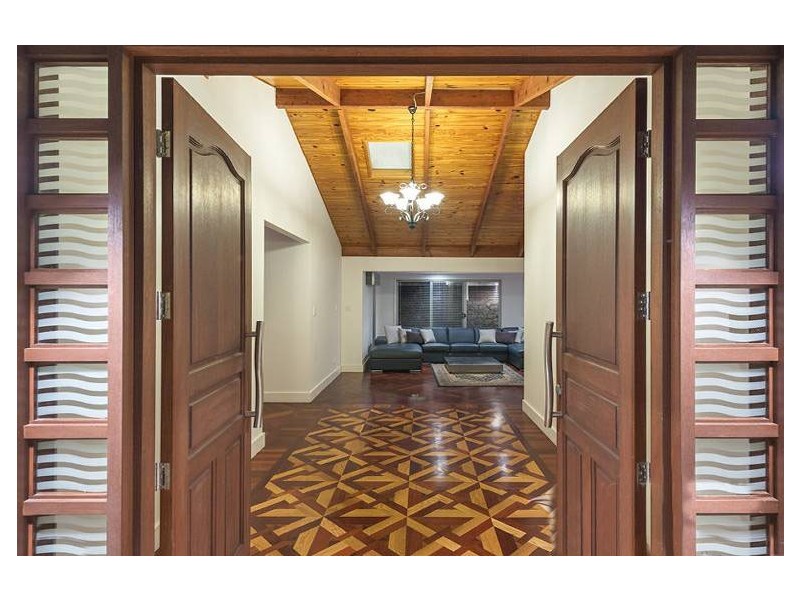 35 Nioka Street, Brookfield QLD 4069