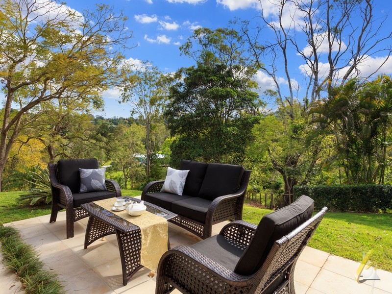 35 Nioka Street, Brookfield QLD 4069