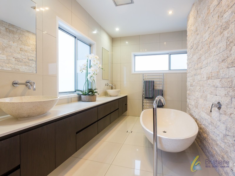 15 Central Avenue, St Lucia QLD 4067