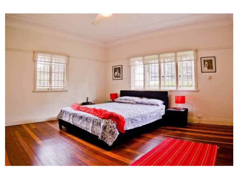 4 Kenmore Road, Kenmore QLD 4069