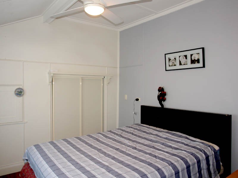 4 Kenmore Road, Kenmore QLD 4069