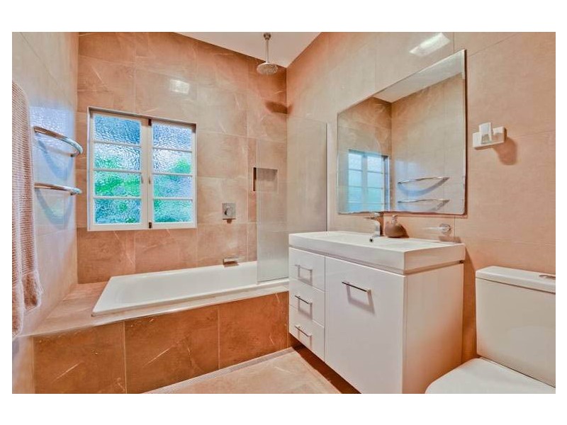 4 Kenmore Road, Kenmore QLD 4069