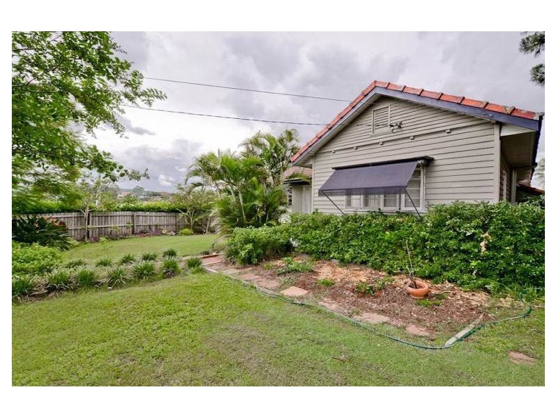 4 Kenmore Road, Kenmore QLD 4069