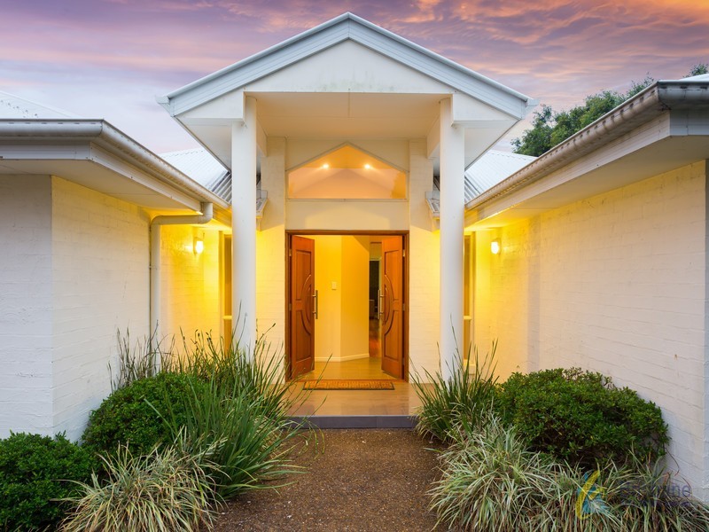 8 Cromwell Close, Brookfield QLD 4069