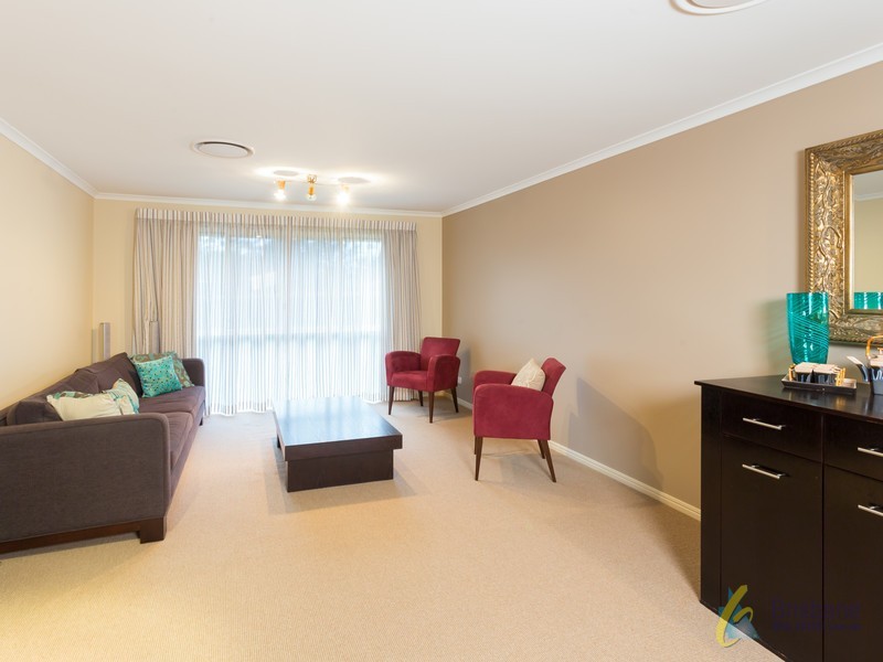 8 Cromwell Close, Brookfield QLD 4069