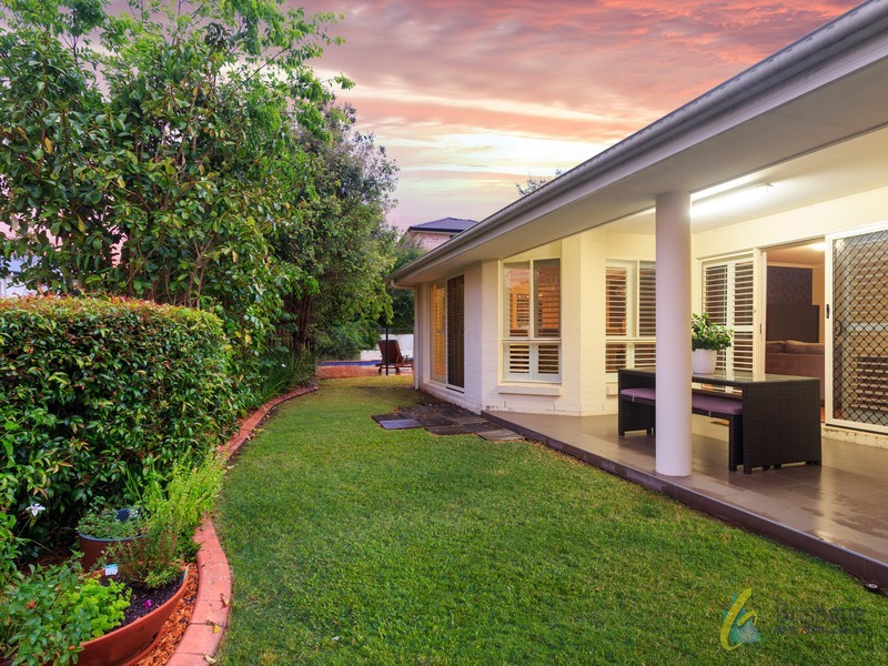 8 Cromwell Close, Brookfield QLD 4069