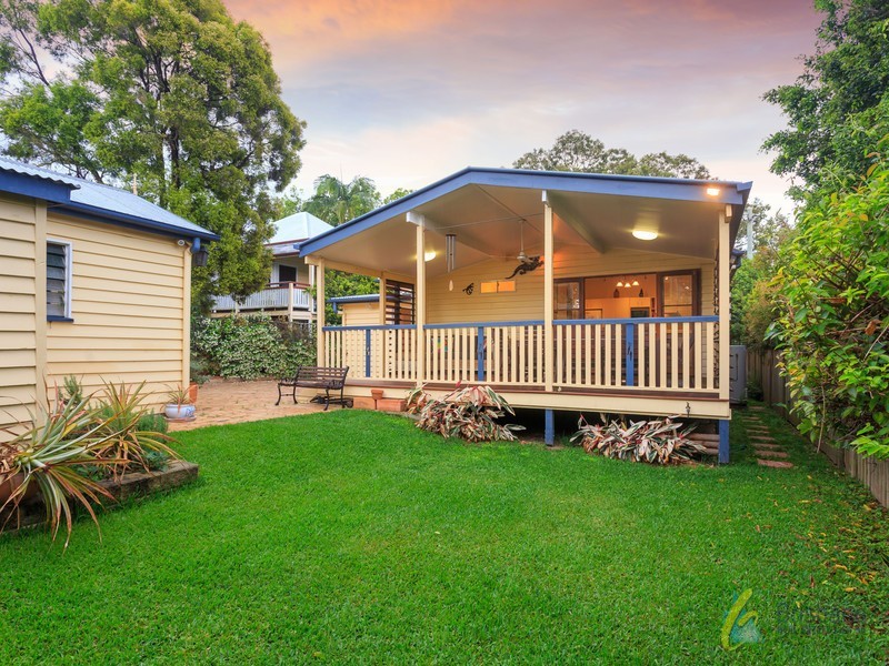 8 Mortlake Road, Graceville QLD 4075