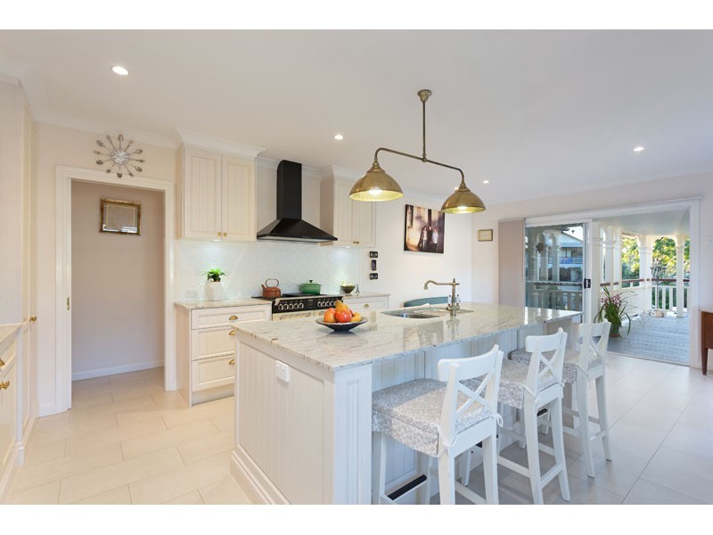 2 Coburn Court, Brookfield QLD 4069