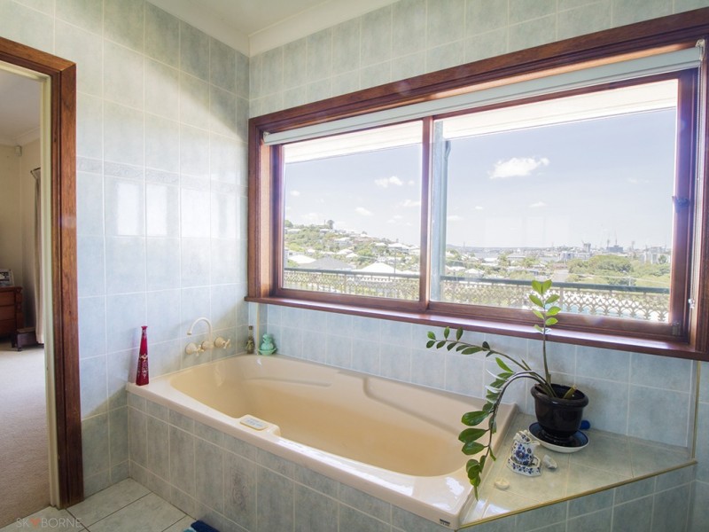 4 Comus Avenue, Ascot QLD 4007