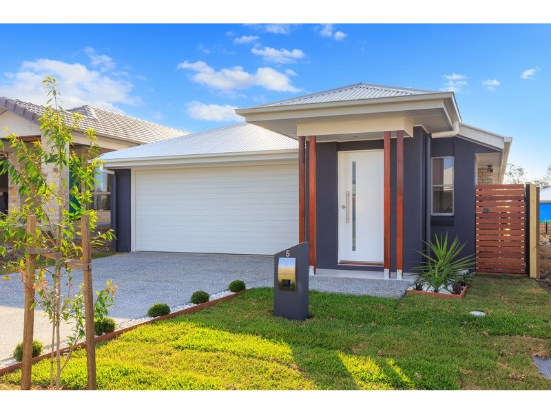 8 Robert Jones St, Redbank Plains QLD 4301