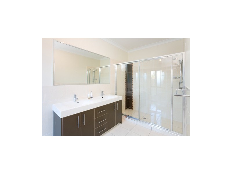 8 Aspen St, Heathwood QLD 4110