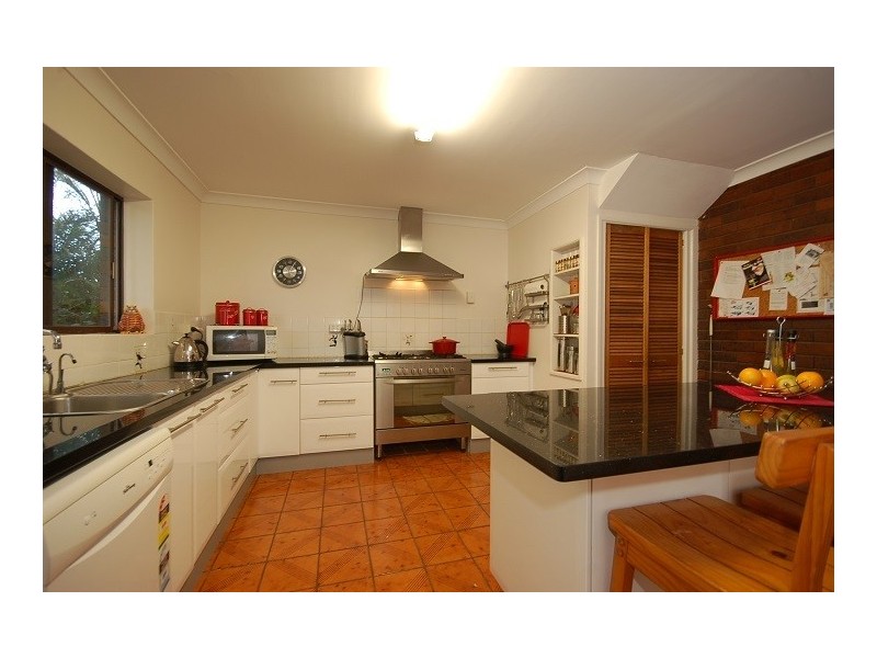 30 Mahons Rd, Pine Mountain QLD 4306