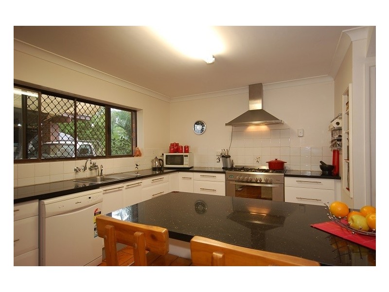 30 Mahons Rd, Pine Mountain QLD 4306