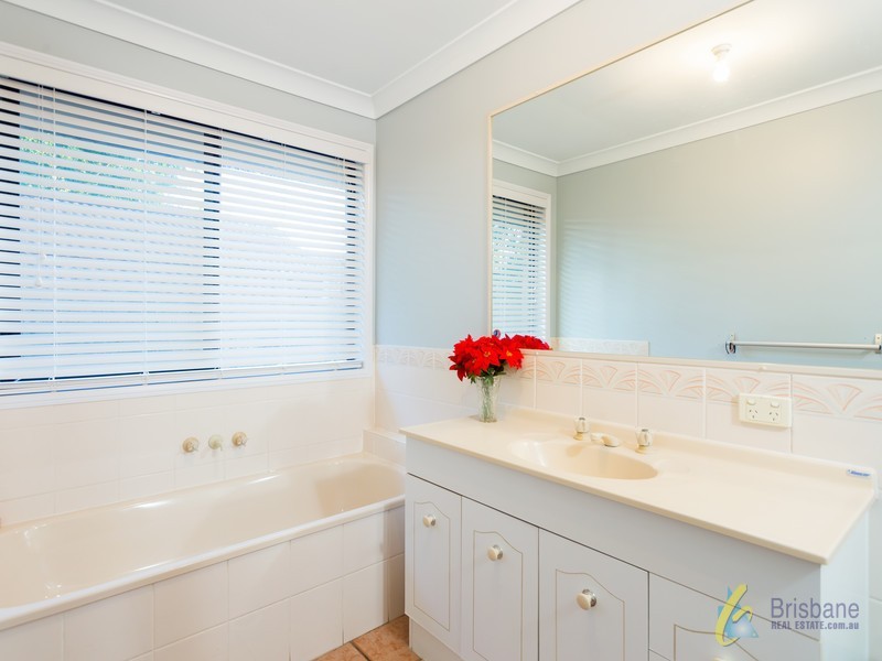 11 Fraser Pl, Forest Lake QLD 4078