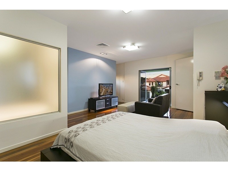 11 Barcoo Cres, Sinnamon Park QLD 4073