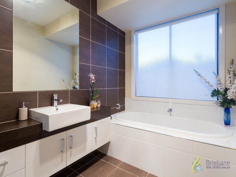 64 Joseph Avenue, Moggill QLD 4070