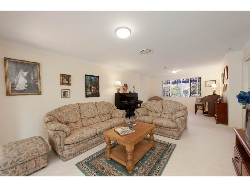 4 Pioneer Cres, Bellbowrie QLD 4070