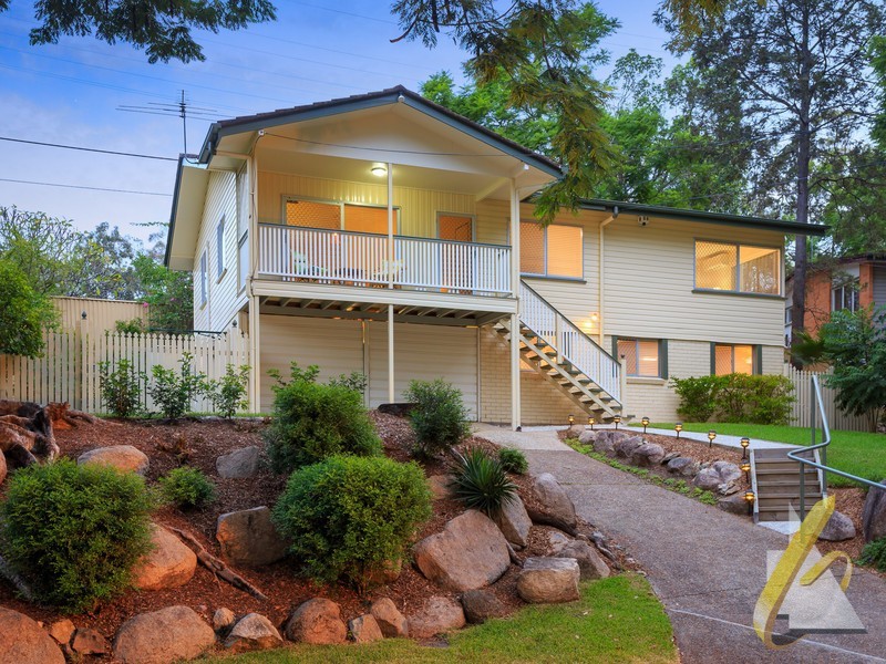8 Stonehenge St, Chapel Hill QLD 4069