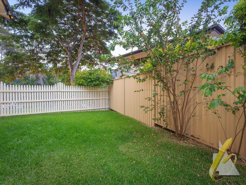 8 Stonehenge St, Chapel Hill QLD 4069