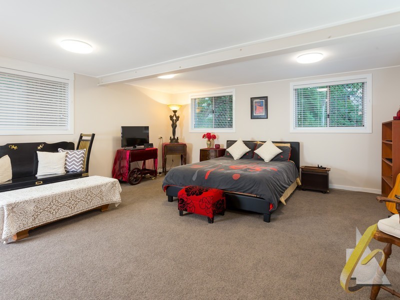 8 Stonehenge St, Chapel Hill QLD 4069