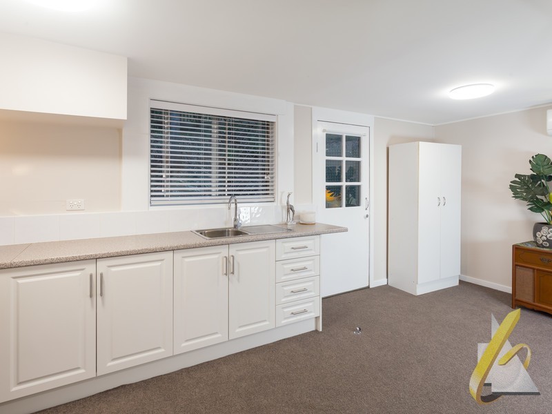 8 Stonehenge St, Chapel Hill QLD 4069