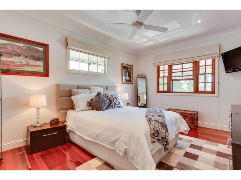 10 Park Road, Graceville QLD 4075