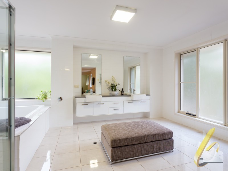 10 Riversleigh Rd, Bellbowrie QLD 4070