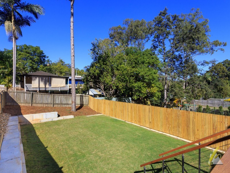 14 Henry St, Chapel Hill QLD 4069