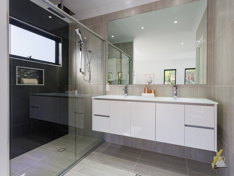 14 Henry St, Chapel Hill QLD 4069