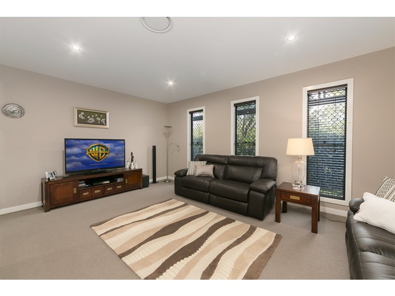 95 Tristania Rd, Chapel Hill QLD 4069