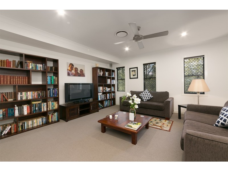 95 Tristania Rd, Chapel Hill QLD 4069