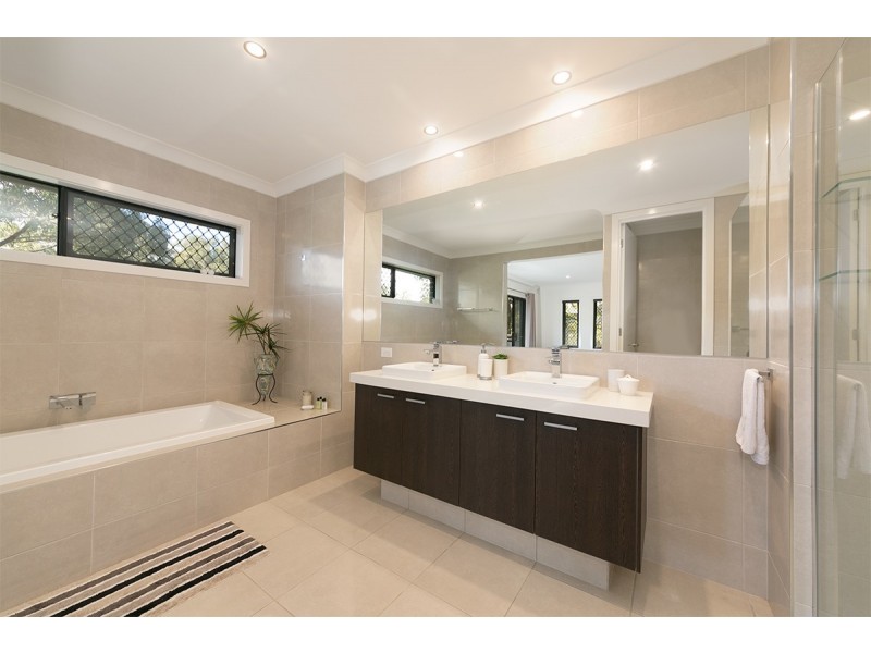 95 Tristania Rd, Chapel Hill QLD 4069