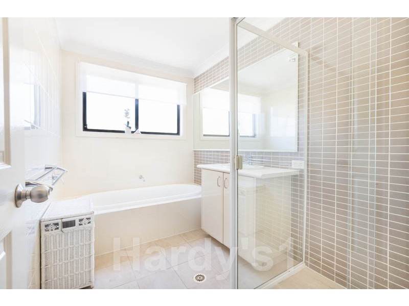 40 Valley View Ctt, Warriewood NSW 2102