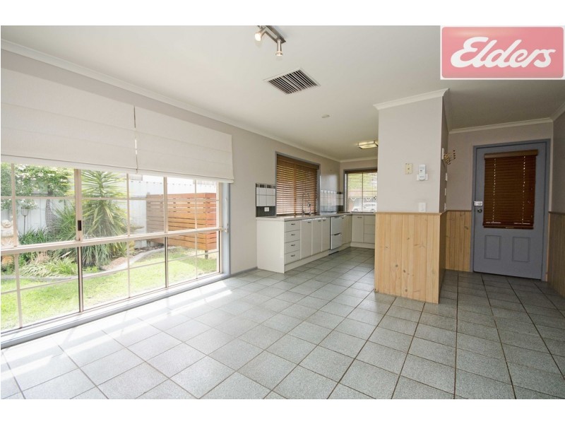 2/2 Saville Avenue, Lavington NSW 2641