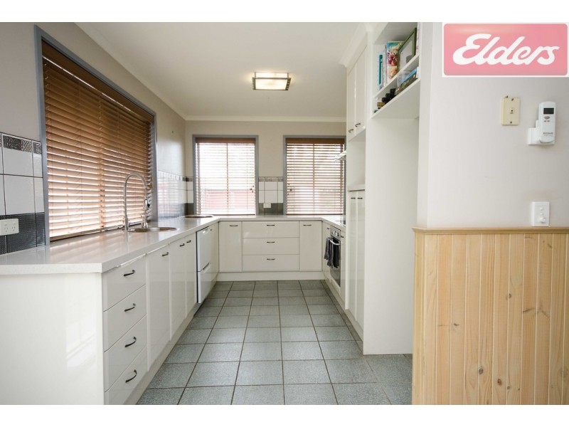 2/2 Saville Avenue, Lavington NSW 2641