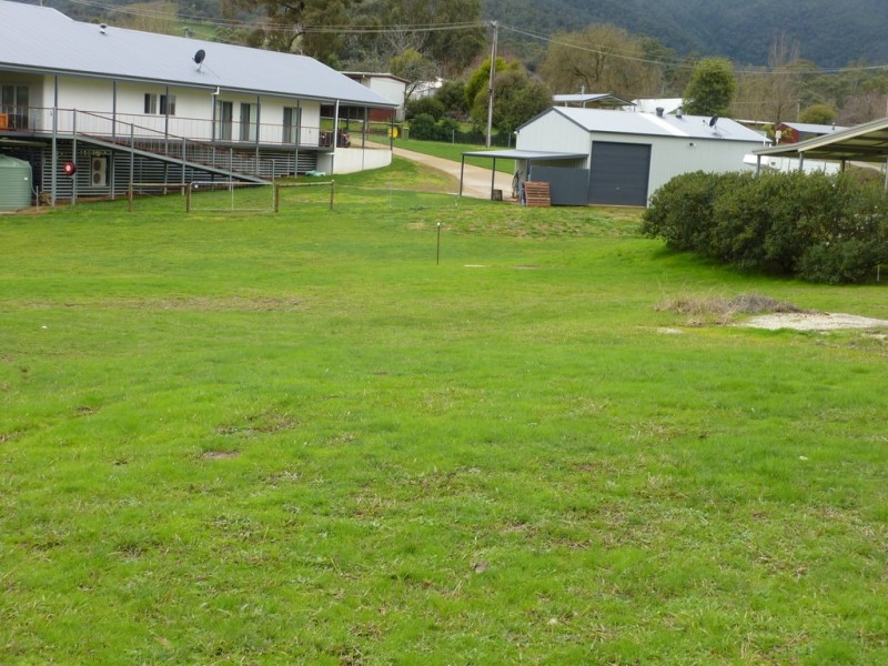 12 Cross Avenue, Dartmouth VIC 3701