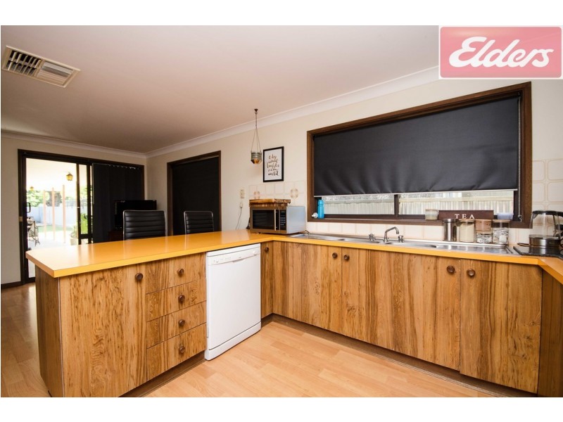 562 Roach Street, Lavington NSW 2641