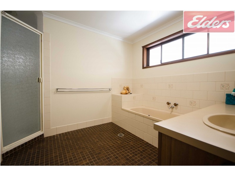 562 Roach Street, Lavington NSW 2641