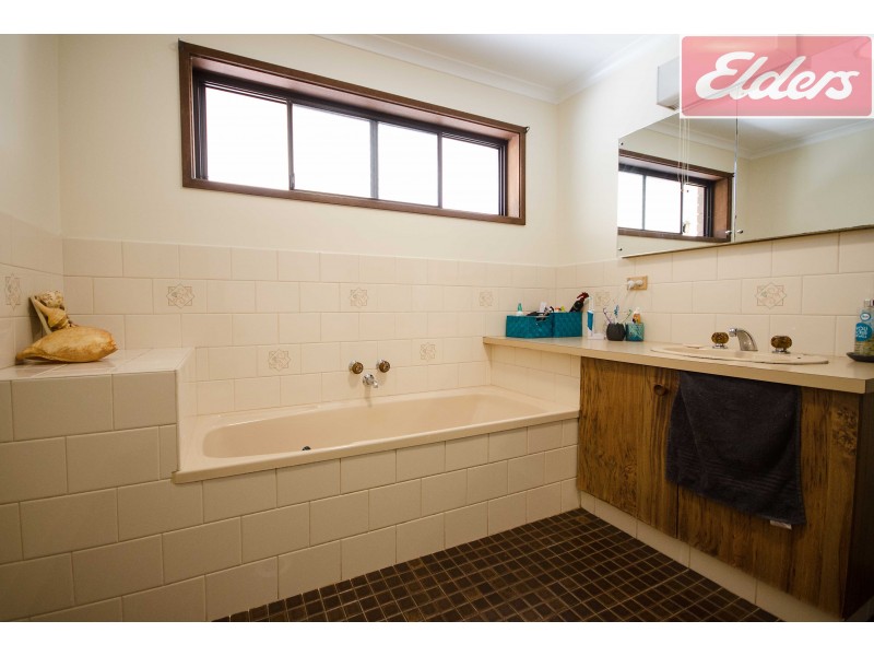 562 Roach Street, Lavington NSW 2641