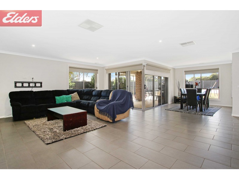 8 Riverboat Drive, Thurgoona NSW 2640