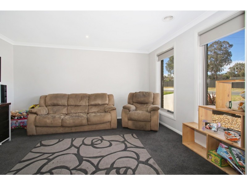 8 Riverboat Drive, Thurgoona NSW 2640