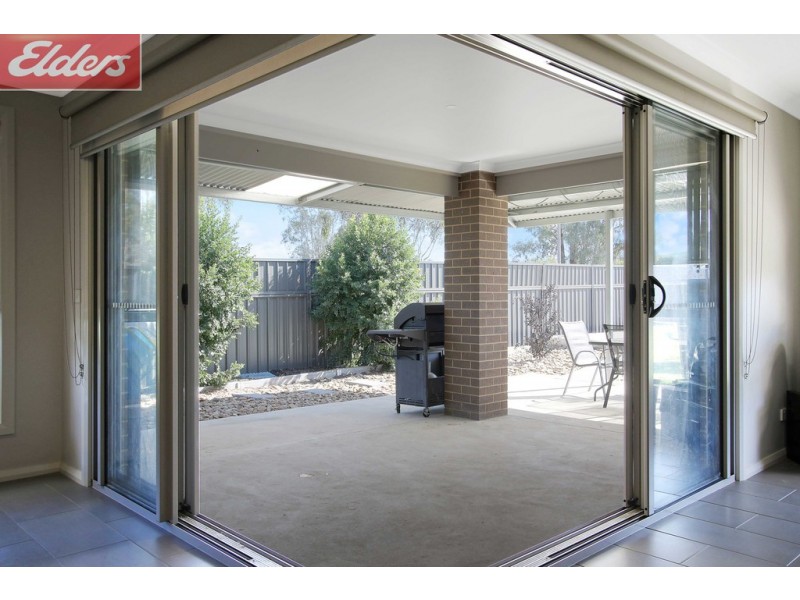 8 Riverboat Drive, Thurgoona NSW 2640