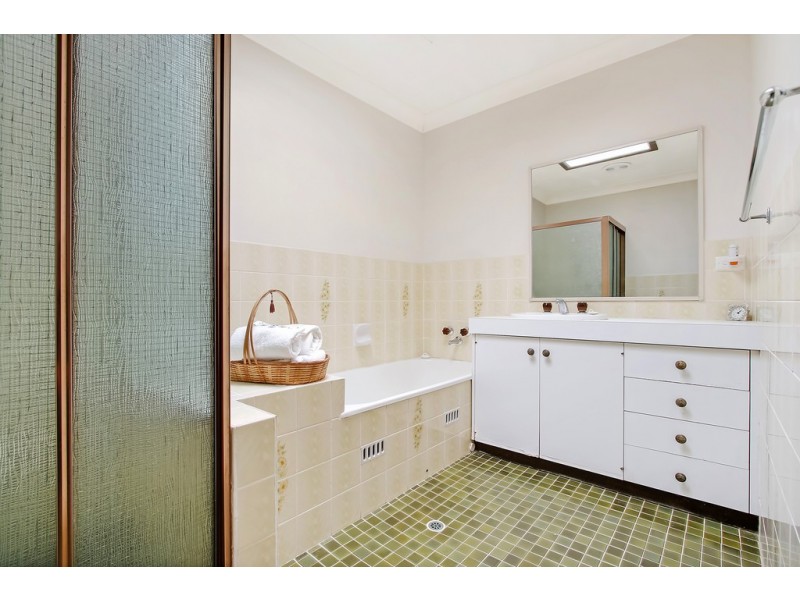 5 Karl Court, Lavington NSW 2641