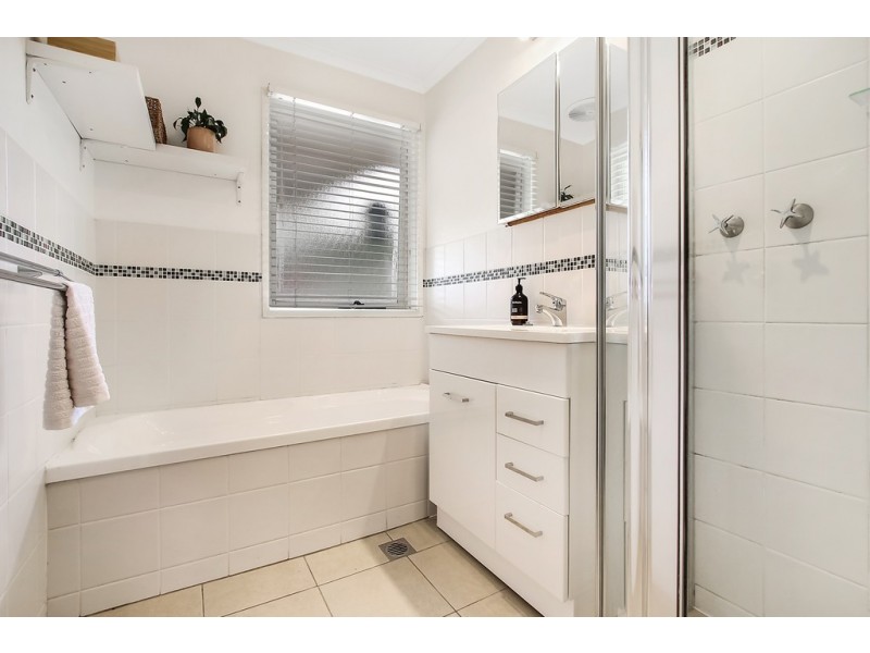 24 Lacebark Court, Thurgoona NSW 2640